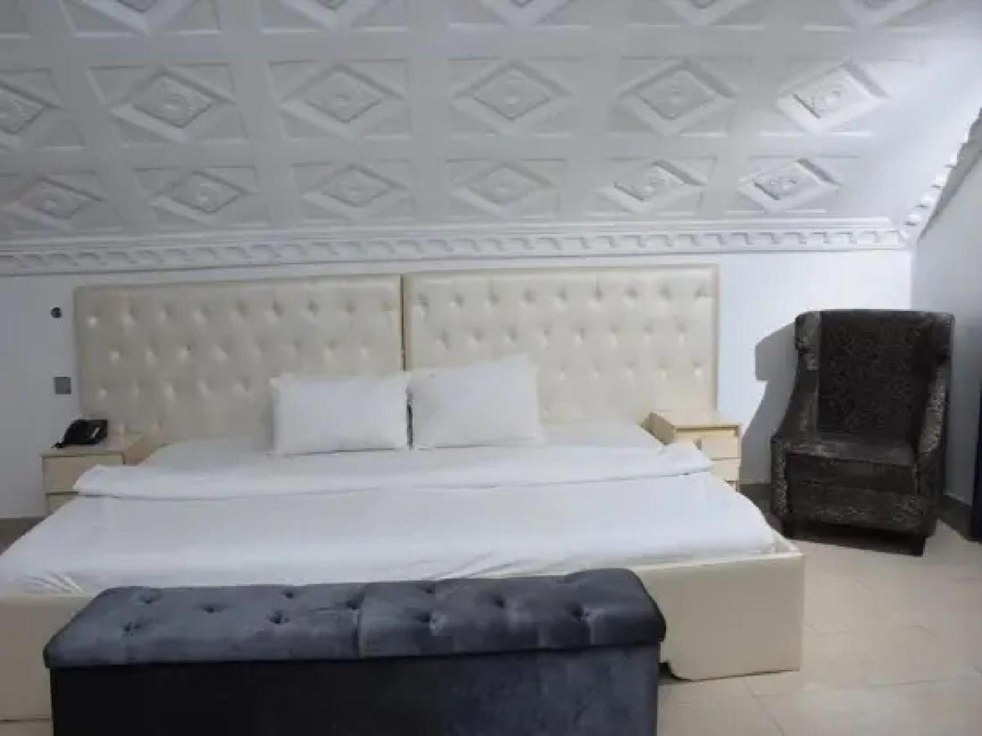 Room In Lodge - Ambience Hotels Abujahome For Leisure And Business Travellers מראה חיצוני תמונה